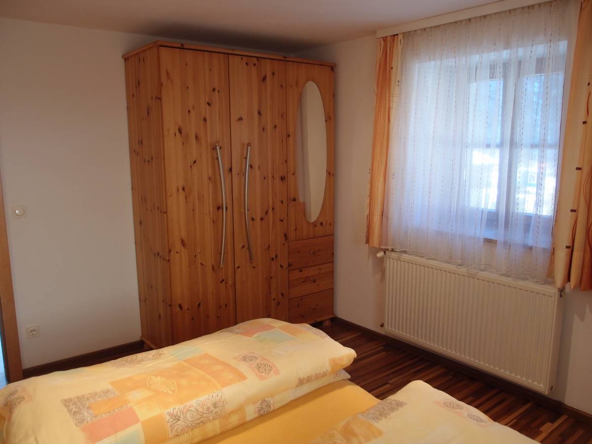 Schlafzimmer mit Kleiderschrank | Ferienwohnung Krämerhaus