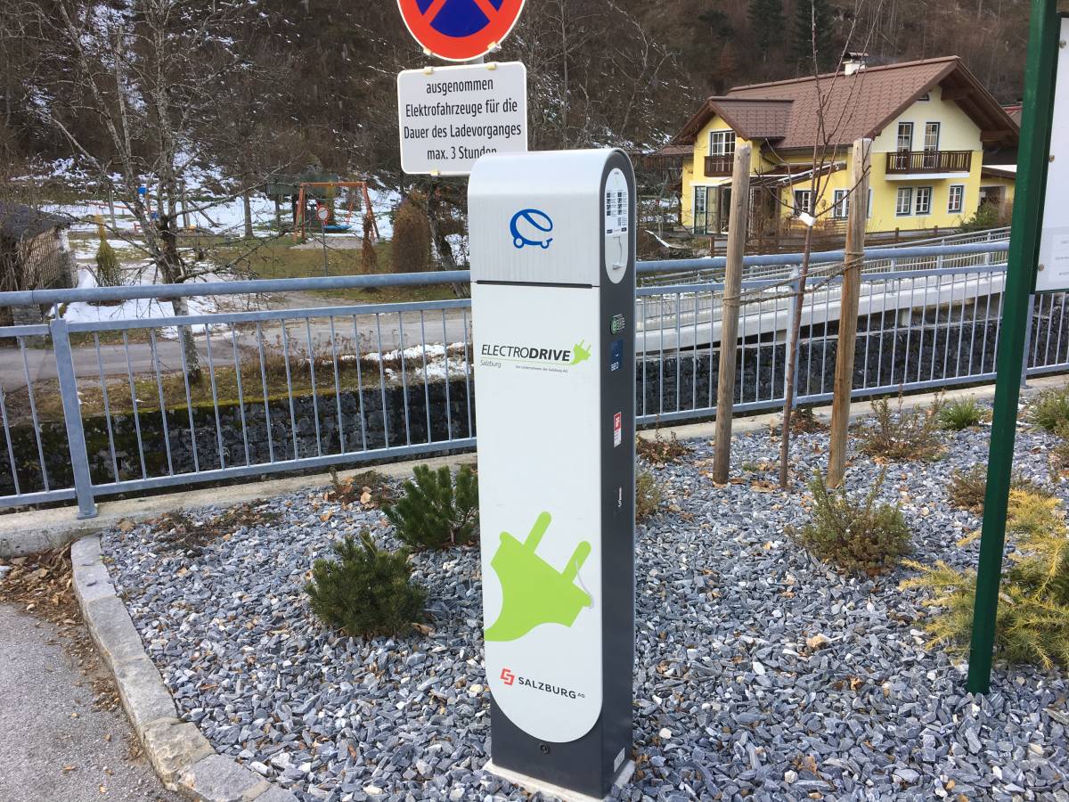 Ladestation für Elektroautos am öffentlichen Parkplatz